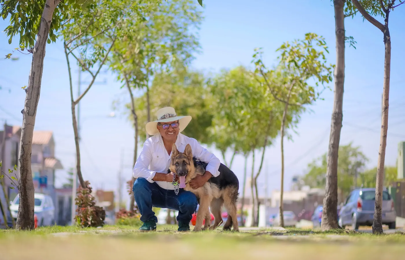 Jaime Chávez en un área verde arbolada del distrito