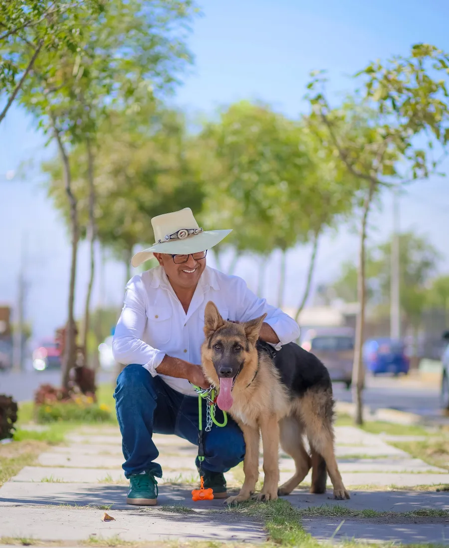 Jaime Chávez con su perro en una calle arbolada de Cayma